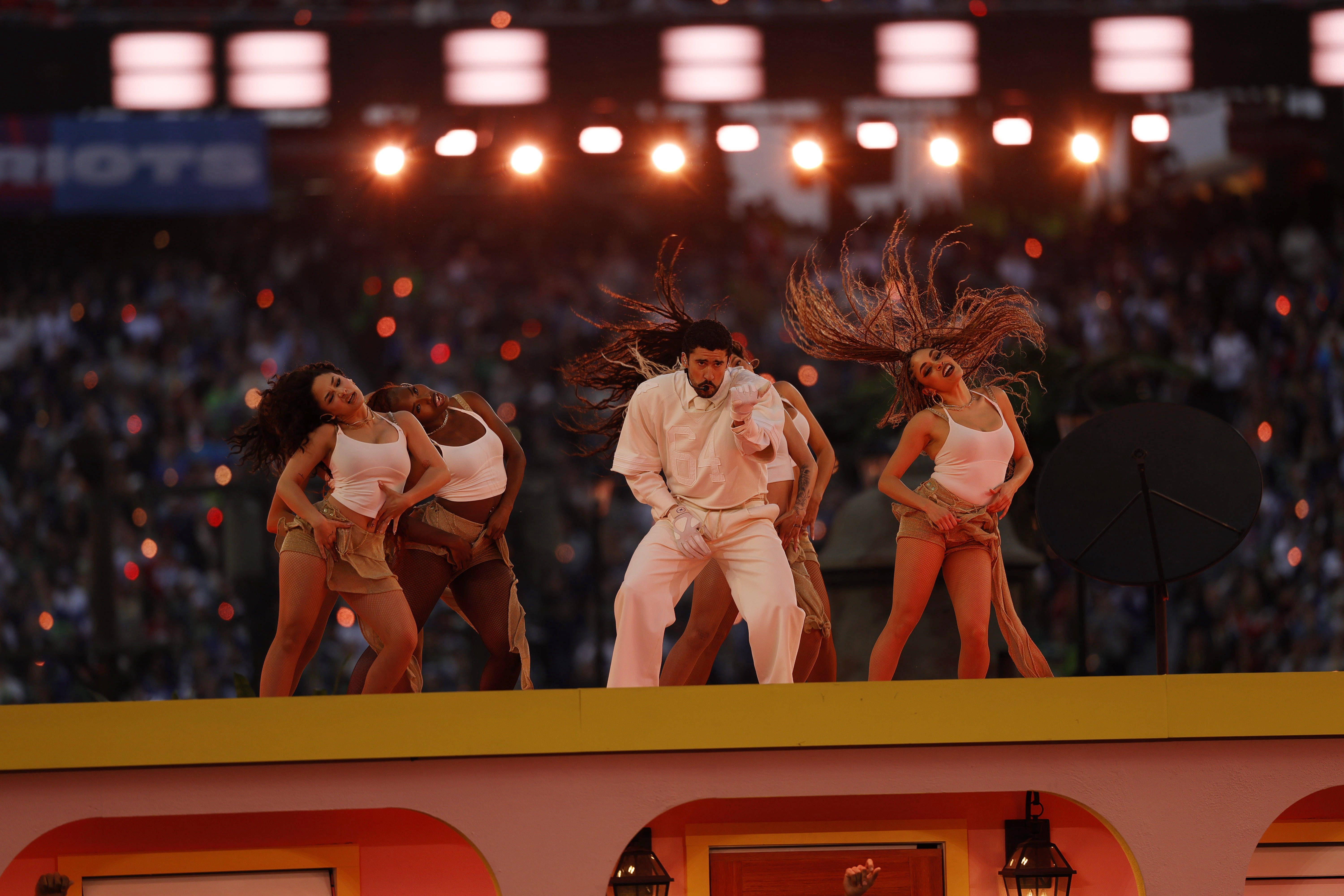 Bad Bunny no intervalo do Super Bowl: cultura latino-americana destacada com referências a todos os países americanos, do Chile ao Canadá