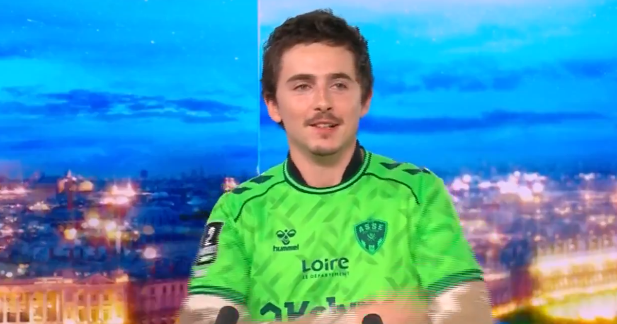 Estrela de cinema revela novo equipamento do 'seu' clube em direto na televisão