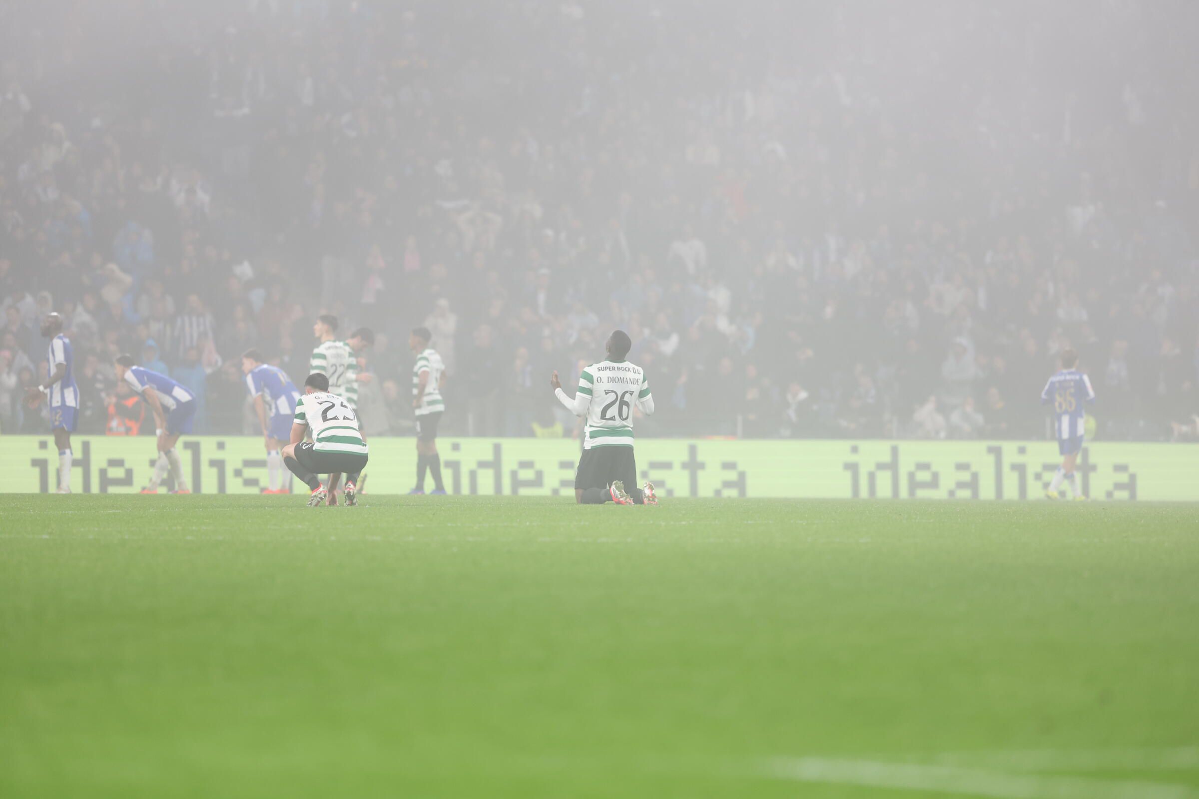 Até que Luís Godinho assinalou penálti para o Sporting, após braço de Francisco Moura na bola. Diomande rezava (Foto: Catarina Morais / Kapta+)