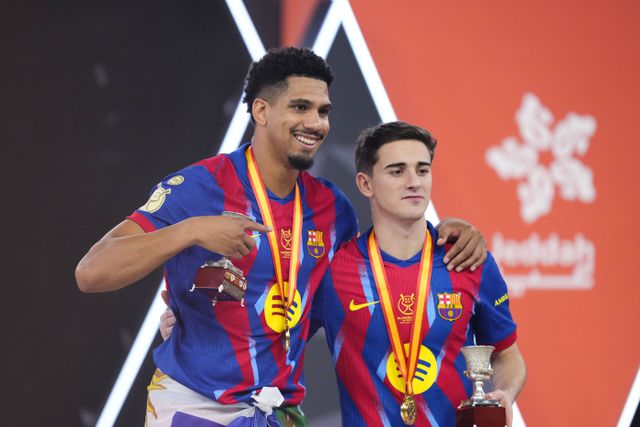 Gavi recebeu a medalha de vencedor da Supertaça espanhola, mesmo lesionado