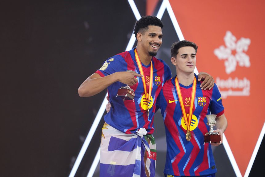 Gavi recebeu a medalha de vencedor da Supertaça espanhola, mesmo lesionado