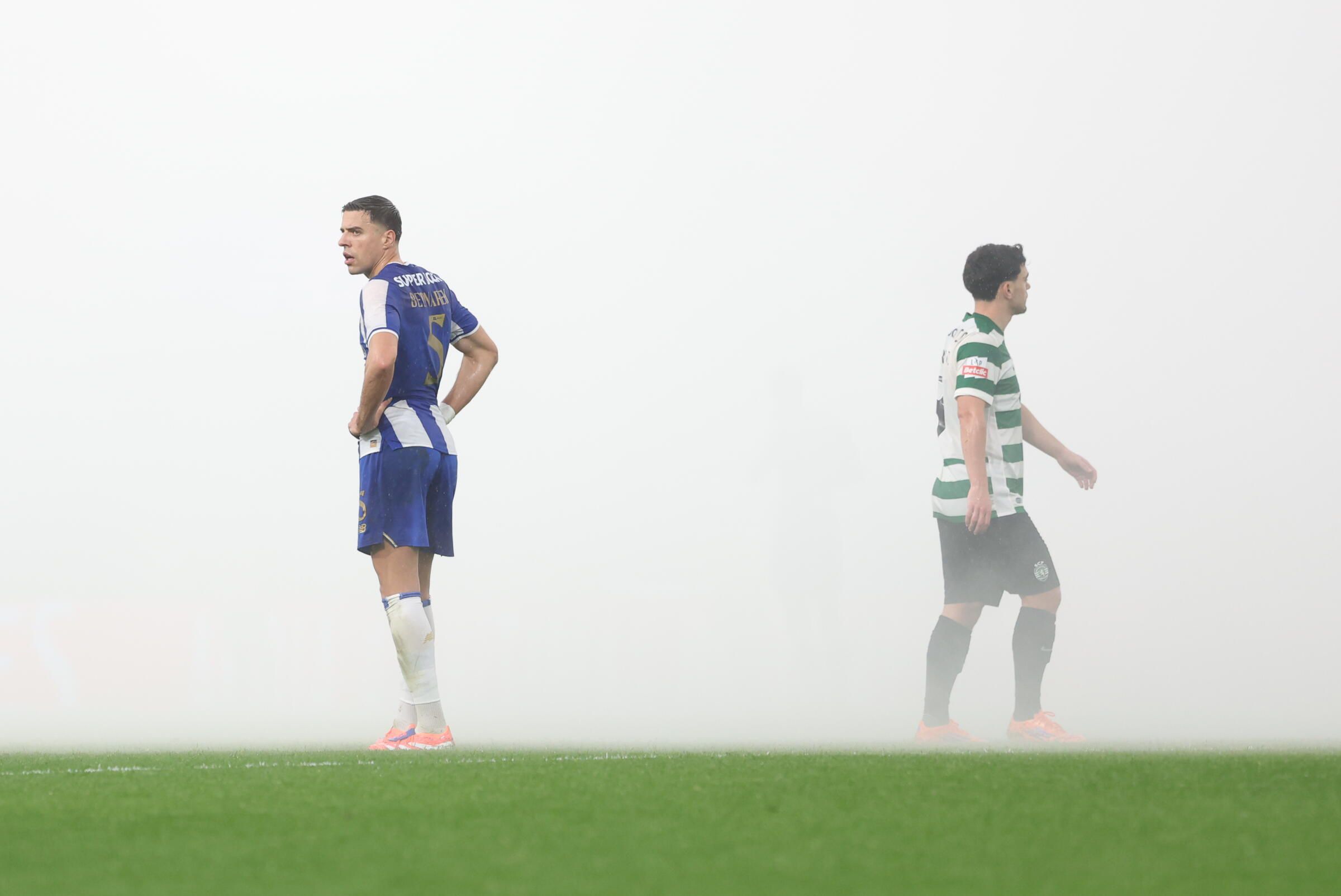 O jogo esteve momentaneamente interrompido  (Foto: Catarina Morais / Kapta+)