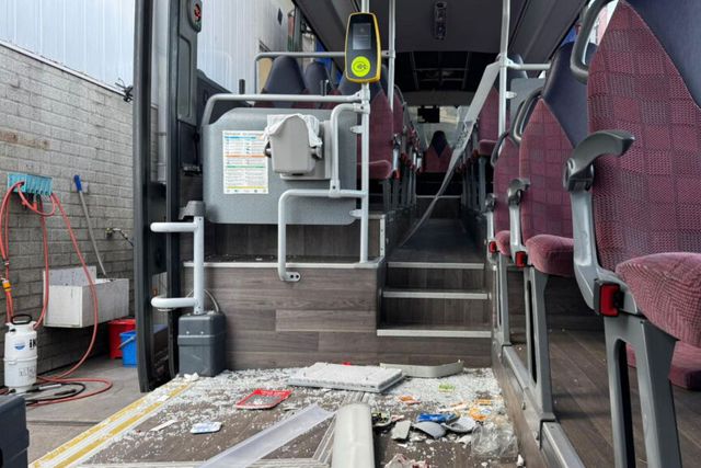 Imagem de um autocarro danificado - Foto: RTV Utrecht/Tessa Beijer