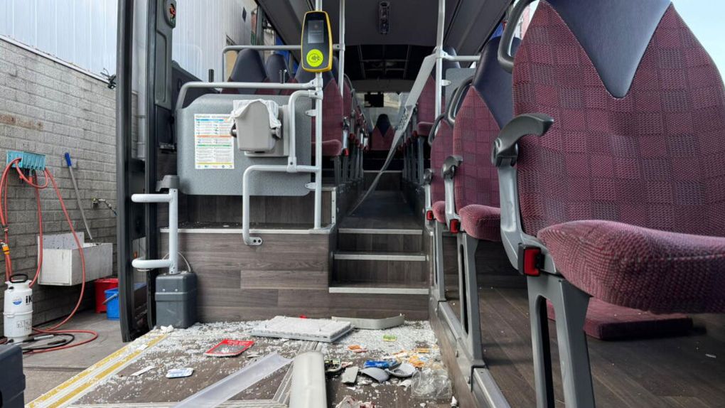 Imagem de um autocarro danificado - Foto: RTV Utrecht/Tessa Beijer