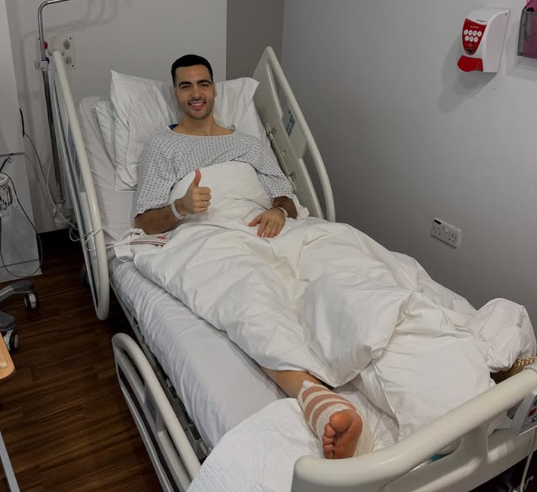 Mikel Merino foi submetido a uma cirurgia no início de fevereiro após sofrer uma fratura no pé direito e está em dúvida para o Mundial - Foto: Merino/Instagram