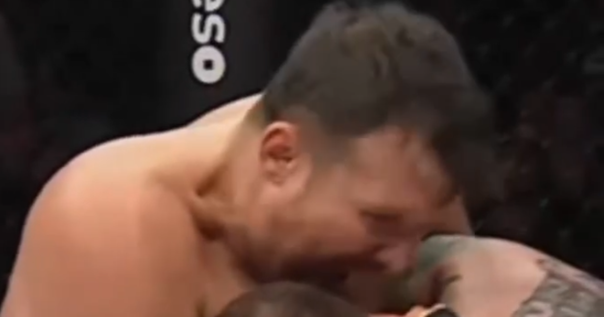 Lutador de MMA morde orelha de adversário e é atacado pelo público