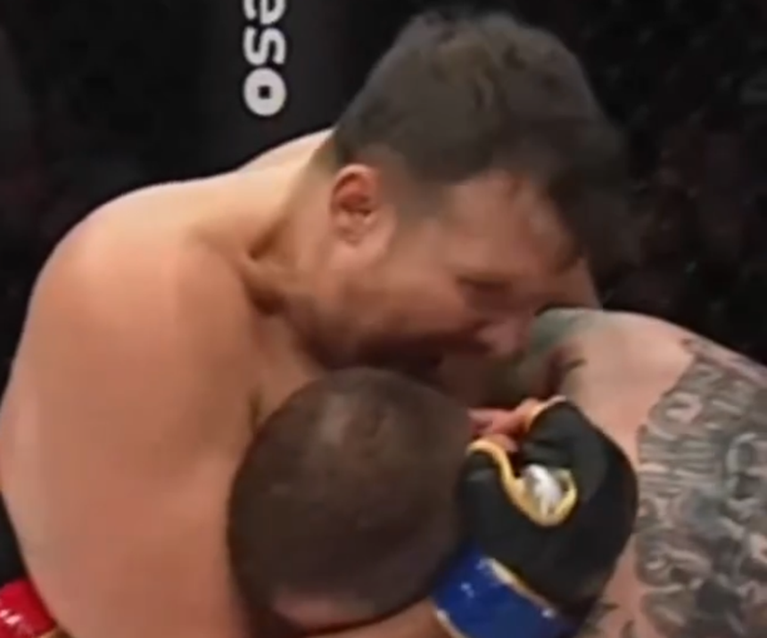 O momento em que Pali Hari morde Vaclav «Baba Jaga» Mikulasek