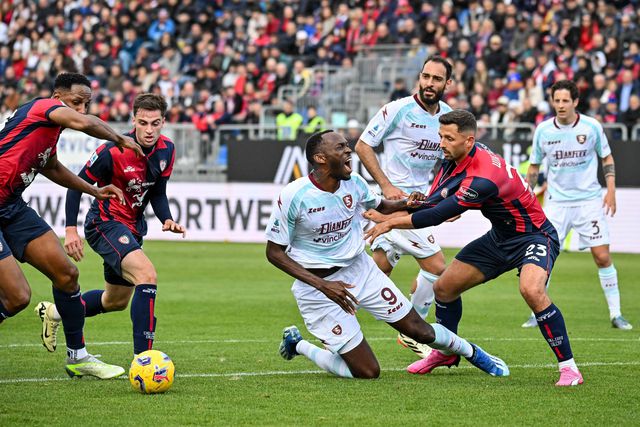 Serie A: Cagliari afunda a Salernitana e Sassuolo pressiona Frosinone