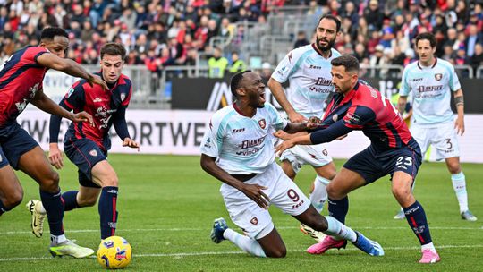 Serie A: Cagliari afunda a Salernitana e Sassuolo pressiona Frosinone