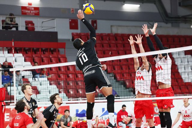 Benfica e Sporting vencem em jornada tranquila