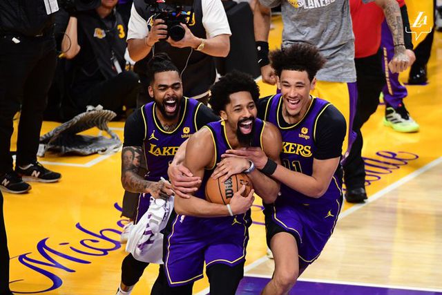 Vídeo: Bloqueio decisivo garante vitória dos Lakers