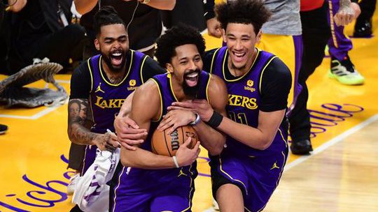 Vídeo: Bloqueio decisivo garante vitória dos Lakers