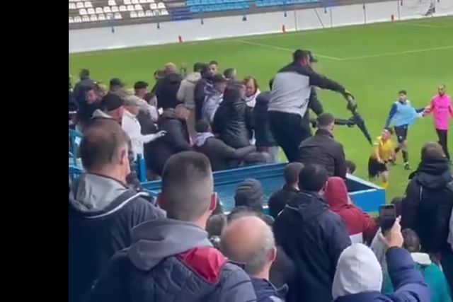 Vídeo: confrontos entre jogadores e adeptos em Espanha