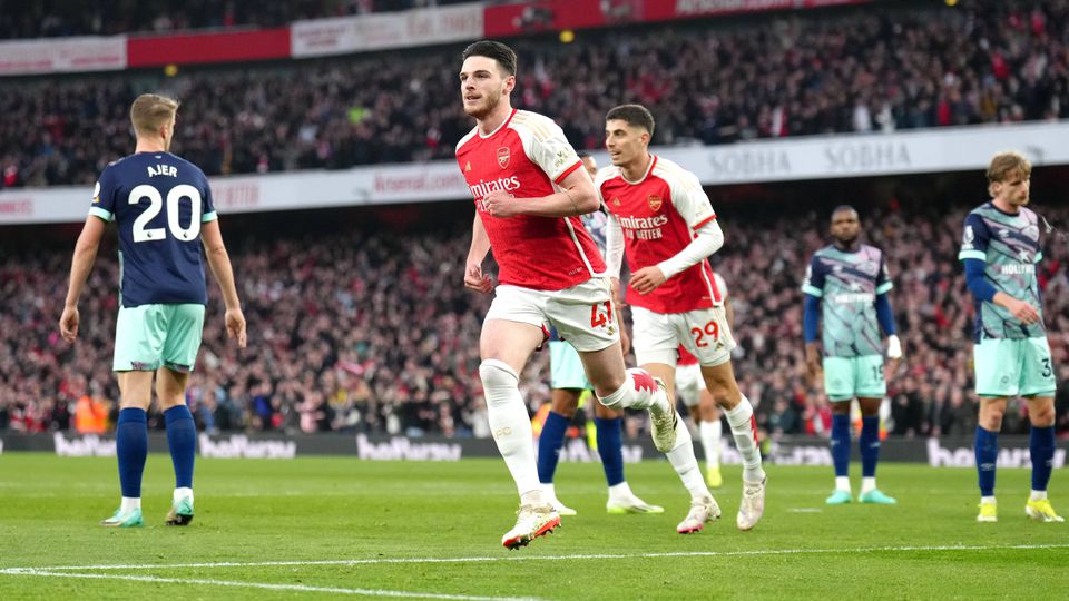 Atenção, FC Porto: Arsenal vence Brentford perto do fim