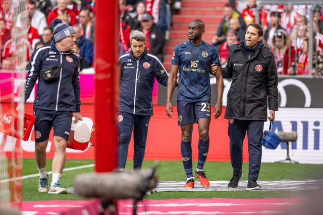 Jogador do Mainz colapsa em campo, mas recupera rapidamente