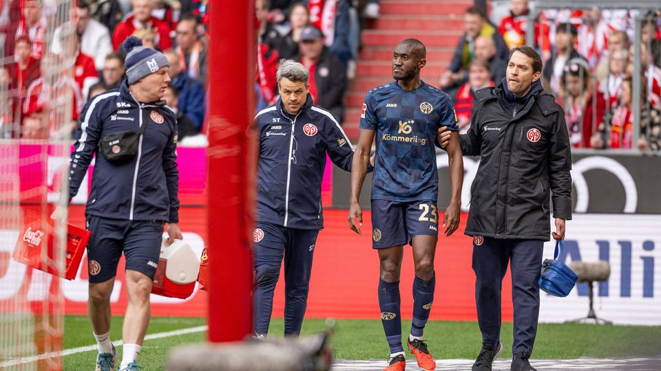 Jogador do Mainz colapsa em campo, mas recupera rapidamente