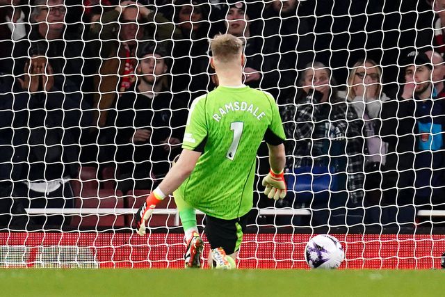 VÍDEO: Ramsdale oferece golo ao Brentford com erro inacreditável