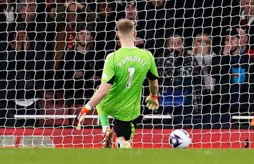 VÍDEO: Ramsdale oferece golo ao Brentford com erro inacreditável