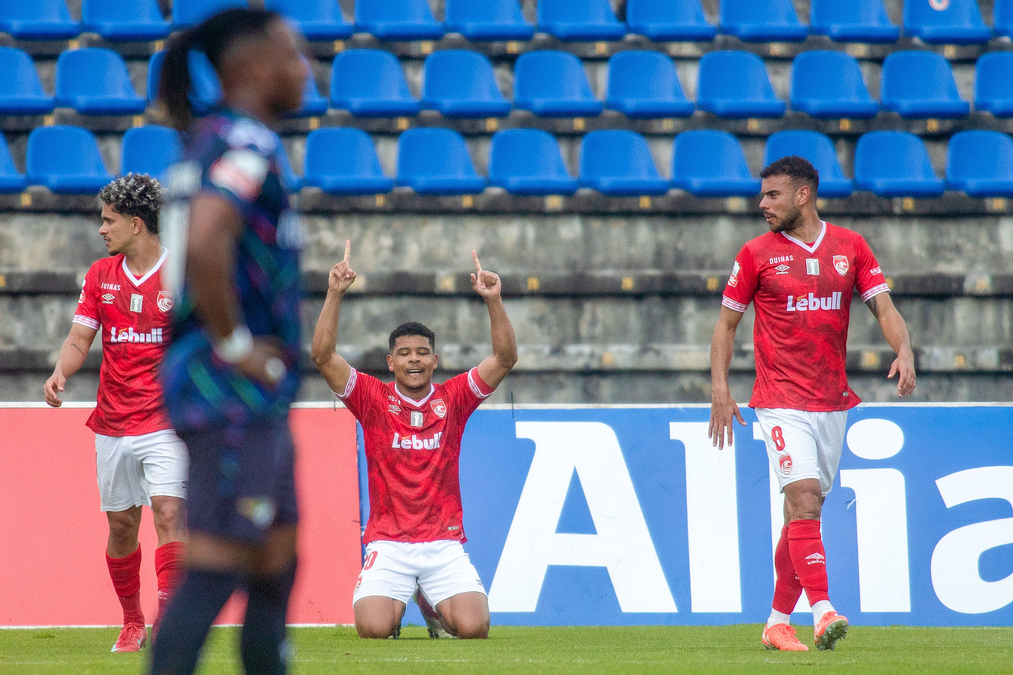 Vinícius Lopes é o melhor marcador do Santa Clara. -Foto (EDUARDO COSTA/LUSA)
