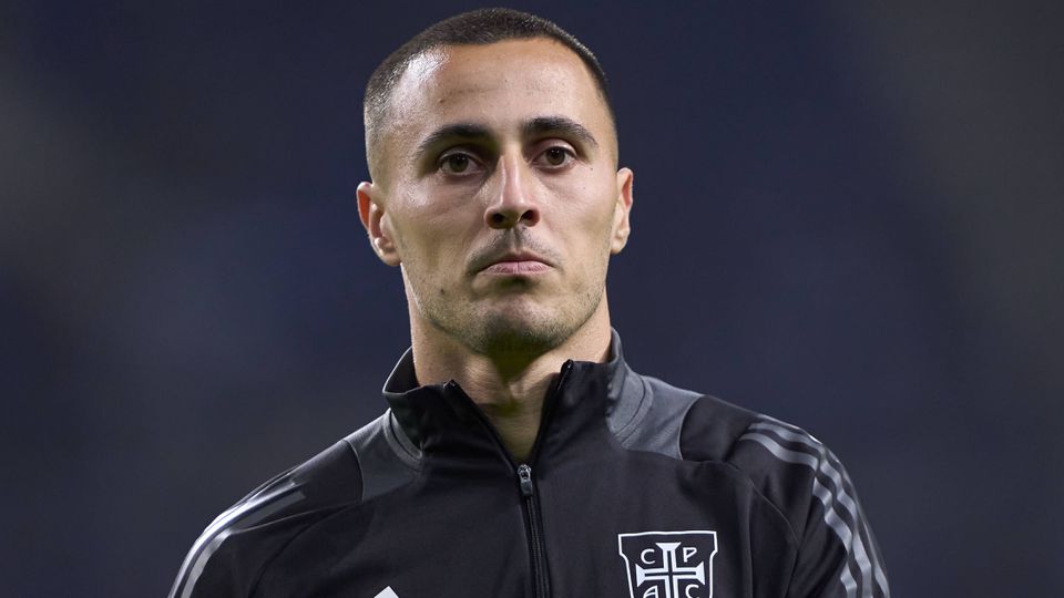 Leonardo Lelo, lateral-esquerdo do Casa Pia, a caminhar no relvado