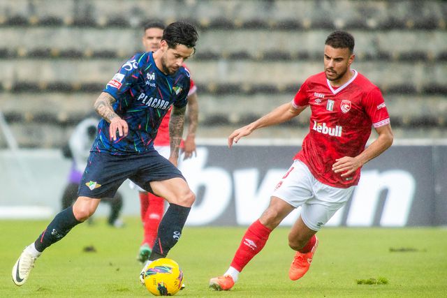 Santa Clara e Moreirense em ação nos Açores (LUSA)