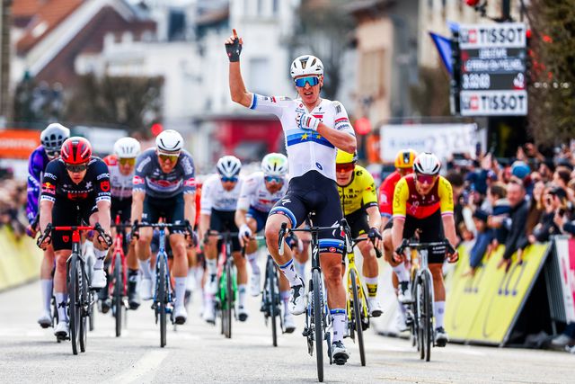 Paris-Nice: Tim Merlier vence primeira etapa; João Almeida no pelotão