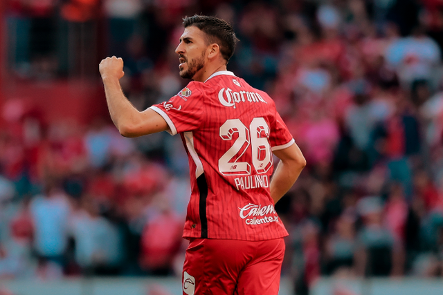 Paulinho a festejar golo com a camisola do Toluca