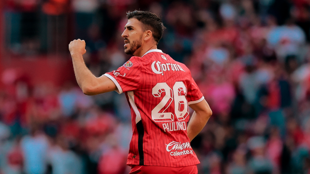 Paulinho a festejar golo com a camisola do Toluca