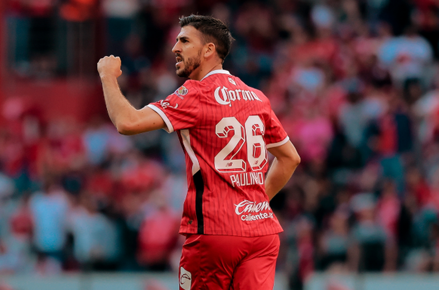 Paulinho a festejar golo com a camisola do Toluca