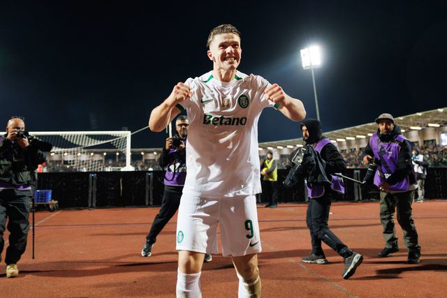 Gyokeres celebrou com os adeptos em Rio Maior no final do jogo frente ao Casa Pia (Foto: Maciej Rogowski/IMAGO)