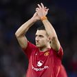Diogo Dalot a agradecer o apoio dos adeptos do Manchester United nas bancadas