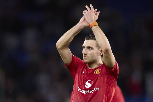 Diogo Dalot a agradecer o apoio dos adeptos do Manchester United nas bancadas