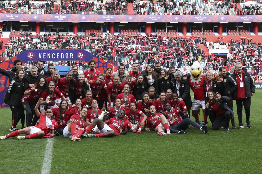 O Benfica venceu o Sporting (2-1) e conquistou a 6.ª edição da Taça da Liga, cuja final foi disputada na tarde deste domingo, no Estádio Dr. Magalhães Pessoa, em Leiria