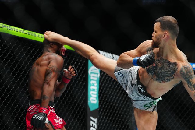 O momento em que Mauricio Ruffy atinge King Green com um rotativo no UFC 313