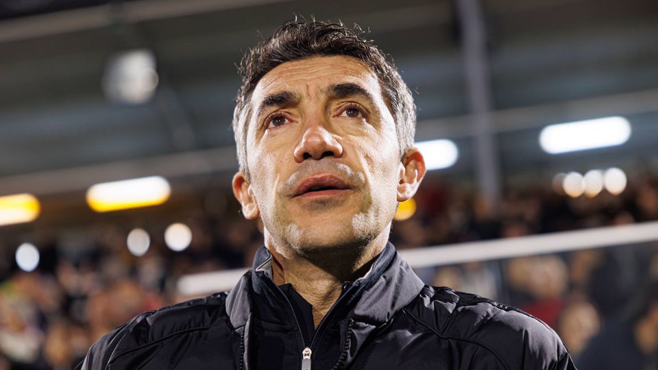Bruno Lage, treinador do Benfica, contemplativo antes de um jogo