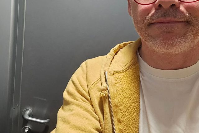 Antigo campeão de Fórmula 1 ficou preso numa casa de banho de aeroporto