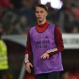 Hugo Félix, avançado do Benfica, a aquecer de colete durante um jogo