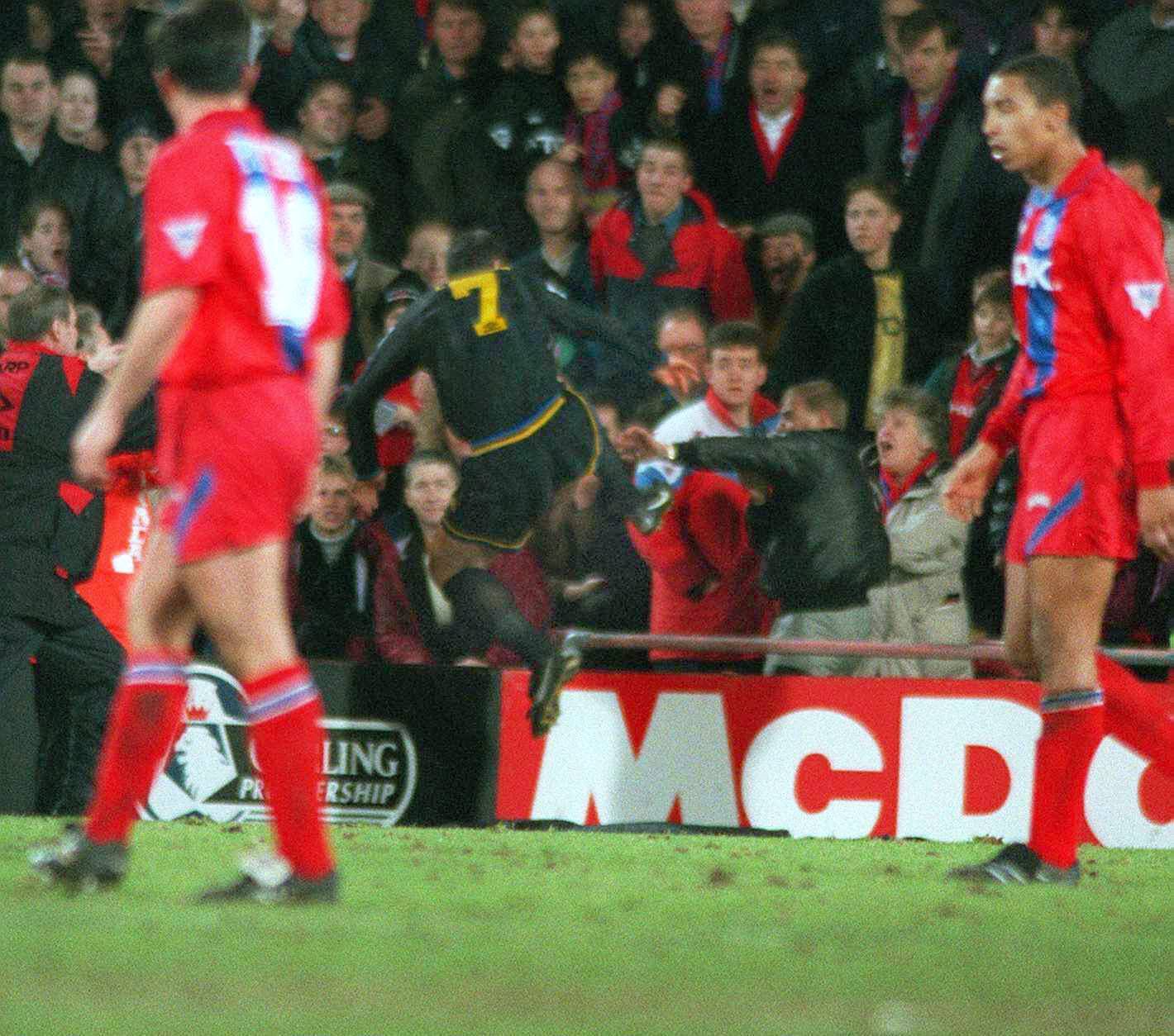 O famoso pontapé de Eric Cantona a um adepto que o estava a provocar ficará para sempre na memória dos adeptos de futebol. Foto: Imago