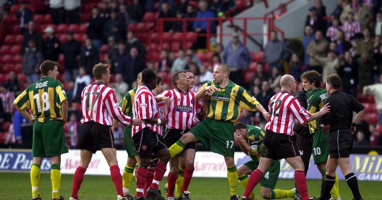 A Batalha de Bramall Lane foi como ficou conhecido o Sheffield United-West Brom de 2002. A confusão entre jogadores levou à suspensão da partida, já que os 'blades' ficaram reduzidos a seis unidades. Foto: DR