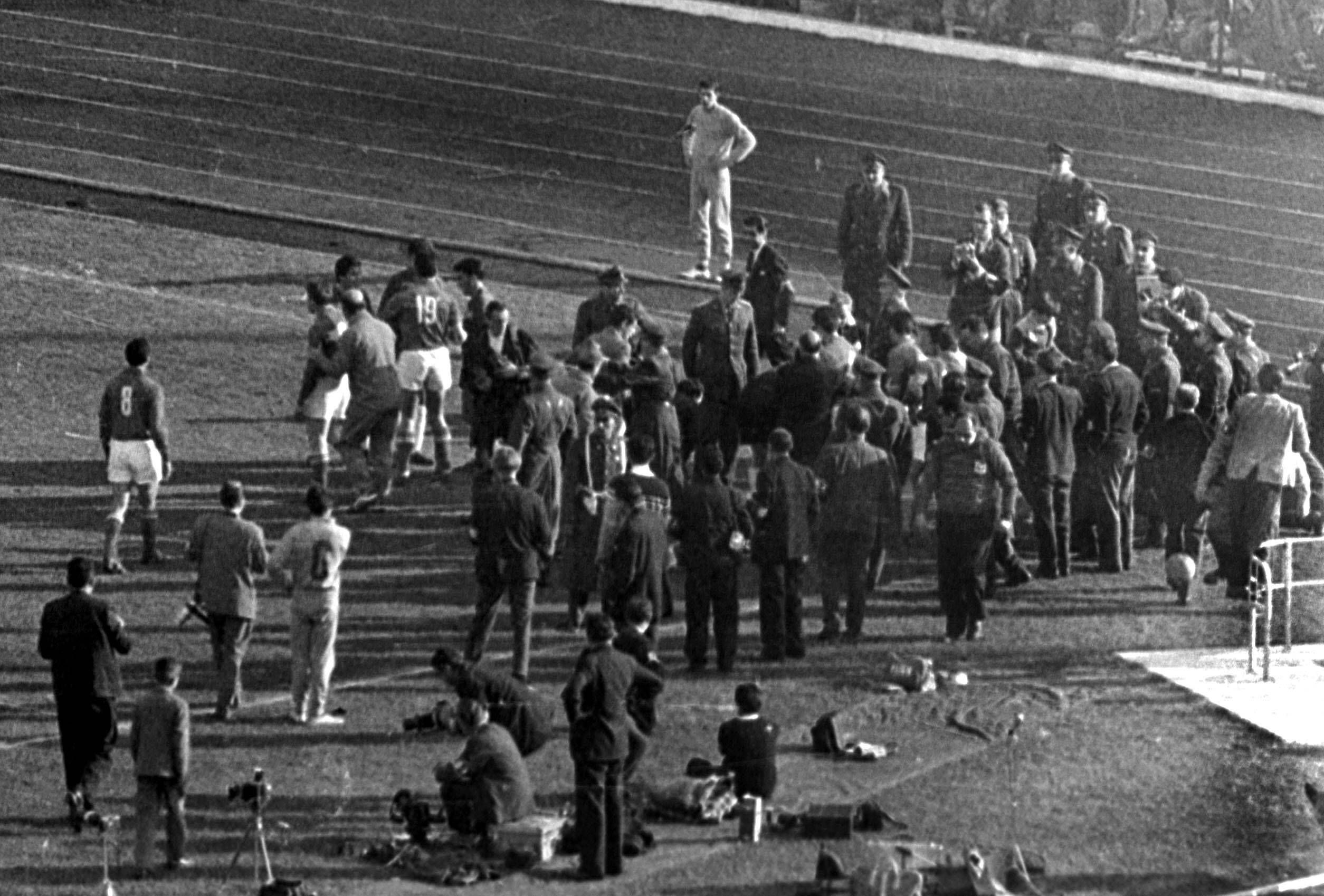 10 segundos bastaram para que a violência eclodisse neste confronto do Mundial 1962, entre Chile e Itália. David Coleman, que estava a narrar a partida, descreveu a situação: «A exibição mais estúpida, terrível, vergonhosa e repugnante do futebol.» IMAGO