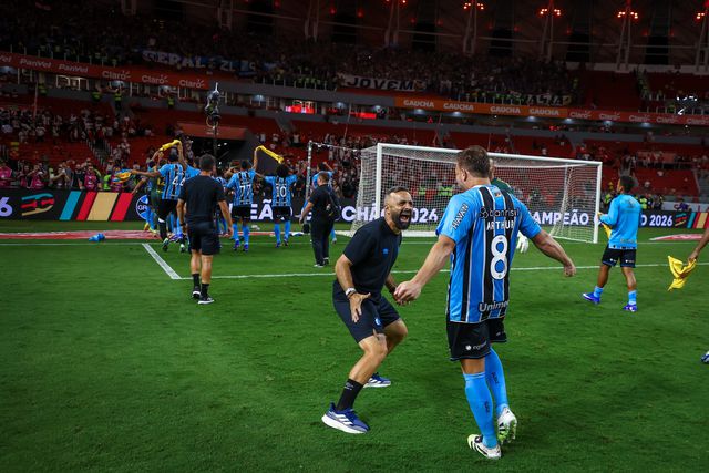 Luís Severino, adjunto de Luís Castro, festeja título no Gauchão - Foto: Grémio