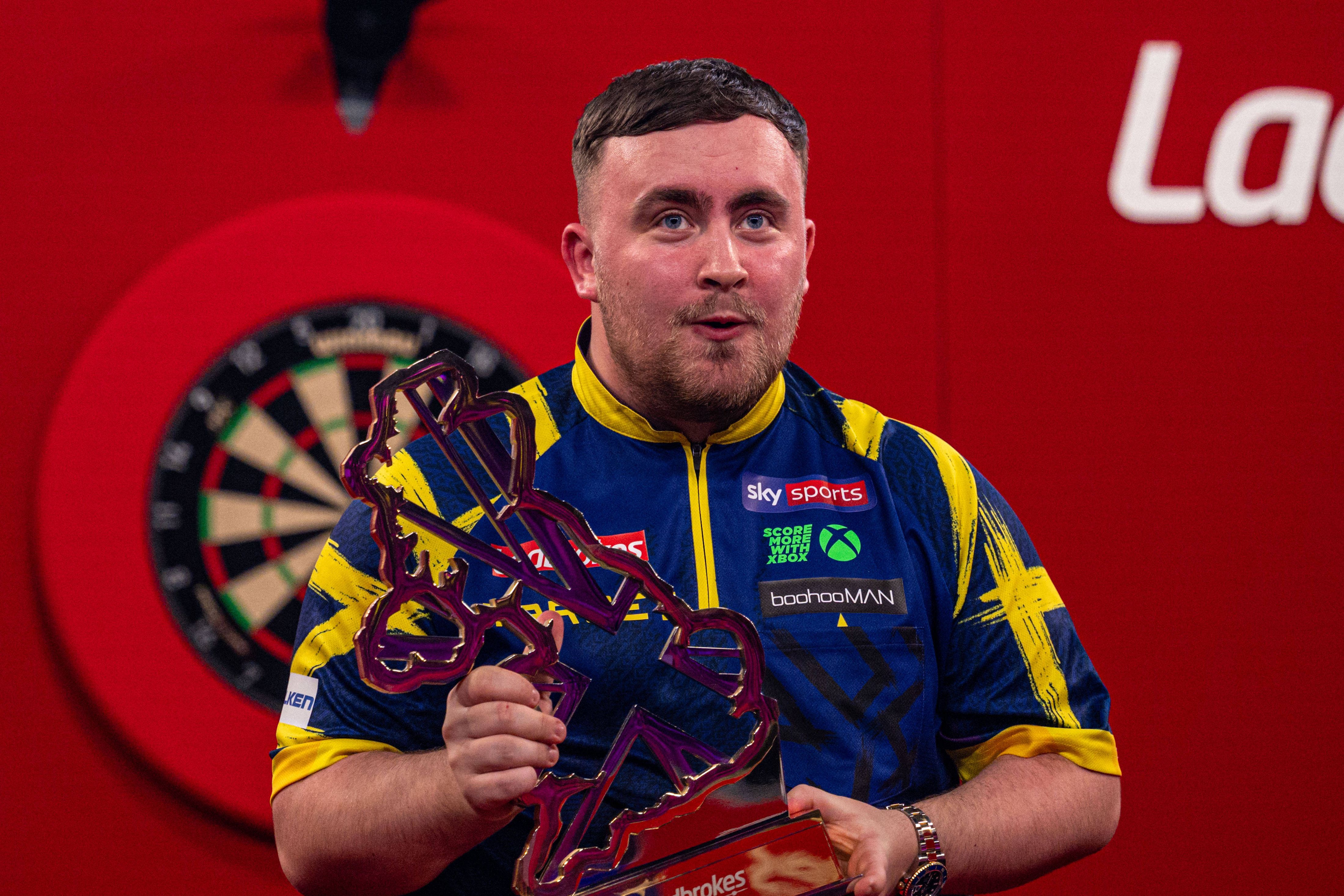 Luke Littler, 19 anos, é bicampeão mundial de dardos. IMAGO