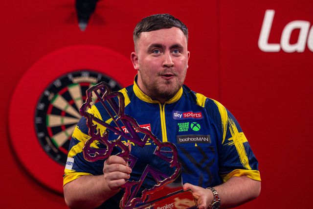 Luke Littler, 19 anos, é bicampeão mundial de dardos. IMAGO