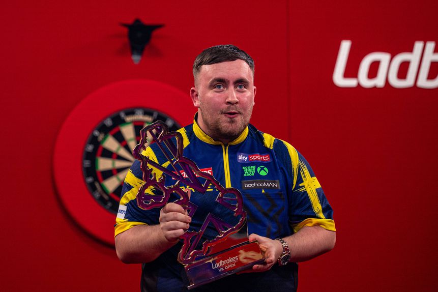 Luke Littler, 19 anos, é bicampeão mundial de dardos. IMAGO