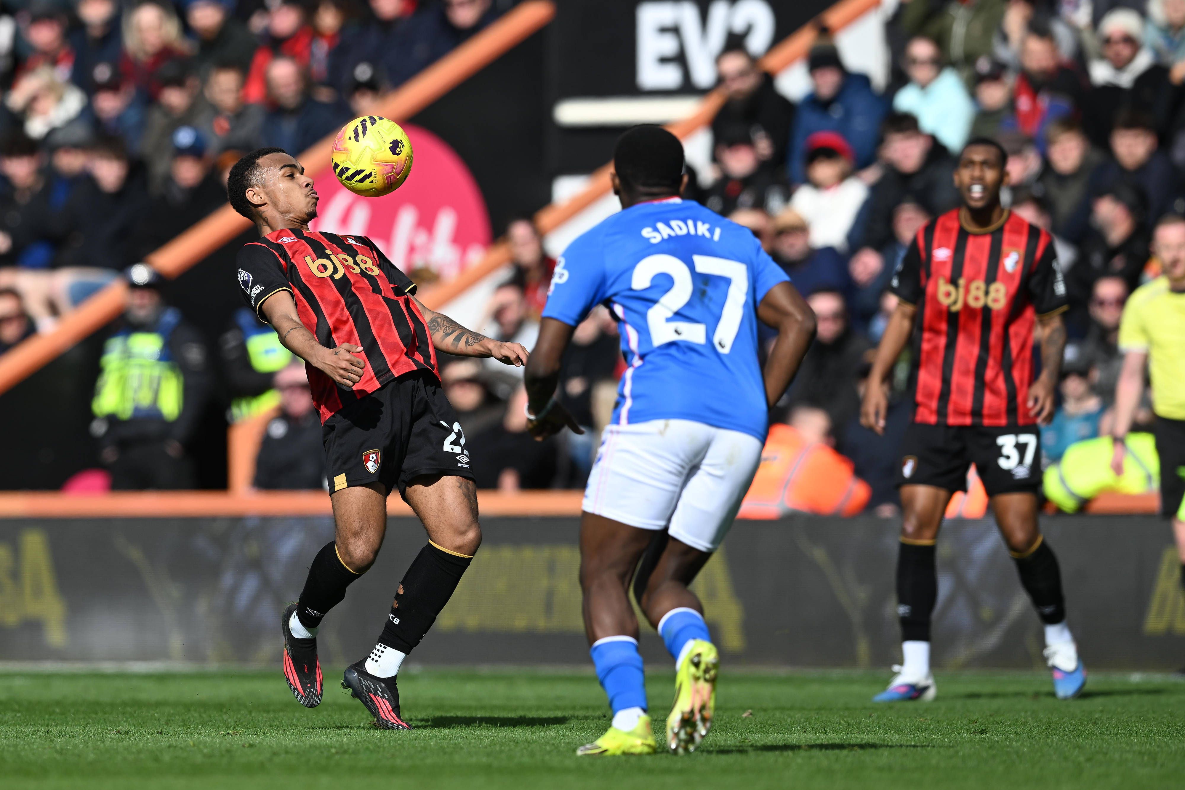 2 - Eli Junior Kroupi, filho de mãe portuguesa e internacional sub-21 por França, tem-se destacado ao serviço do Bournemouth, e valorizou 18 milhões de euros, valendo agora 40 milhões