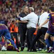A Supertaça Espanhola de 2011 terminou em caos após uma entrada violenta de Marcelo, do Real Madrid, que levou a uma briga envolvendo jogadores e treinadores. Mourinho esteve no centro da situação ao tocar no olho de Tito Vilanova, adjunto do Barça. IMAGO