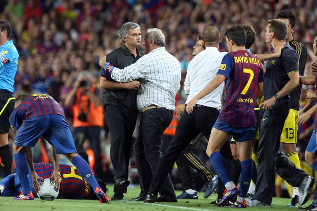 A Supertaça Espanhola de 2011 terminou em caos após uma entrada violenta de Marcelo, do Real Madrid, que levou a uma briga envolvendo jogadores e treinadores. Mourinho esteve no centro da situação ao tocar no olho de Tito Vilanova, adjunto do Barça. IMAGO