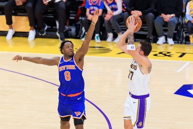 Magia de Doncic: cesto incrível no final do tempo e queda na plateia (vídeo)