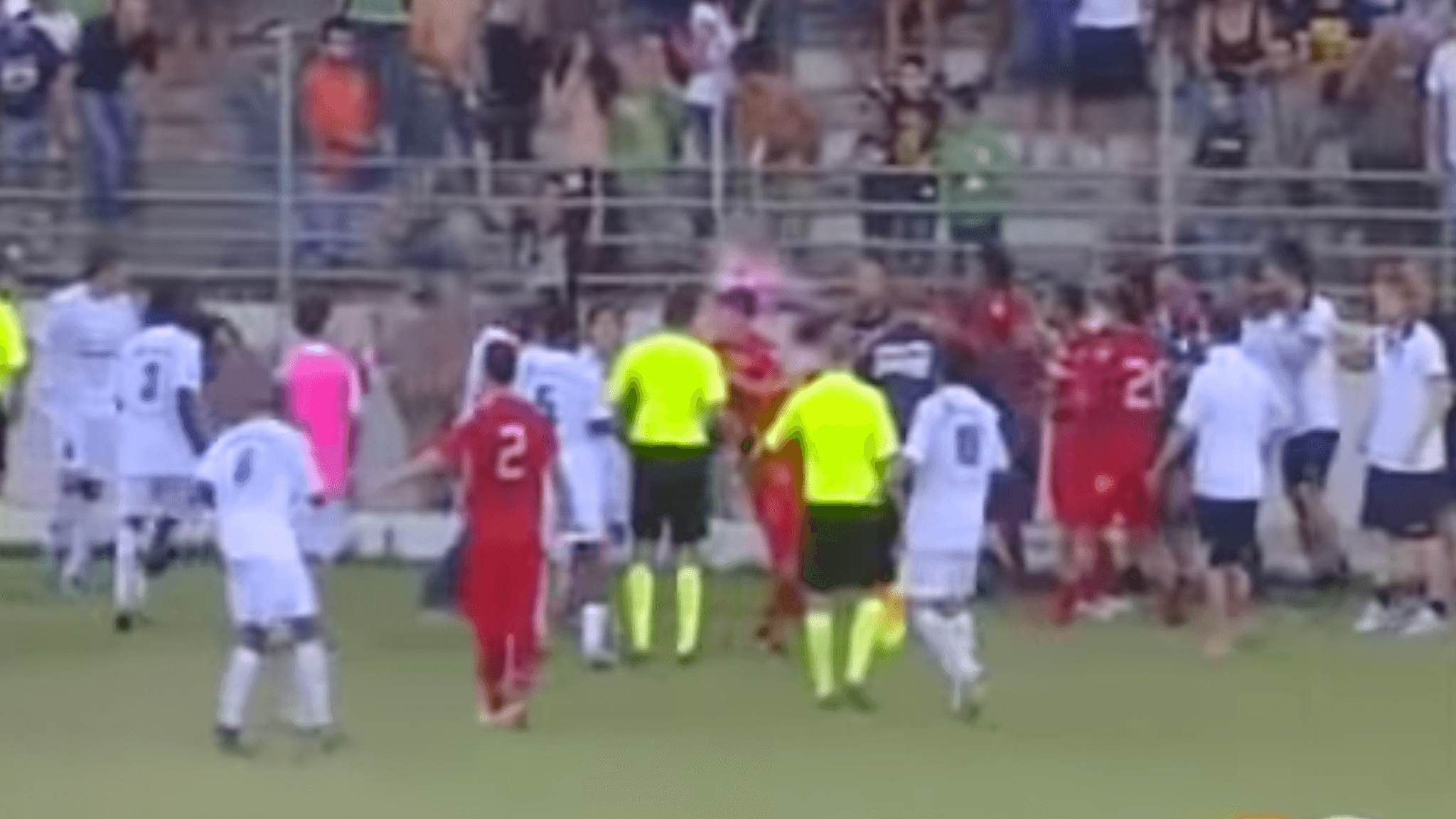 Não foi a batalha campal mais espetacular de sempre, mas a pancadaria deste Cagliari-Bastia merece estar aqui por uma simples razão: era um jogo de pré-época... Foto: DR