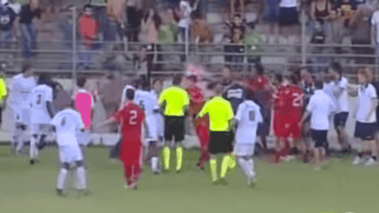 Não foi a batalha campal mais espetacular de sempre, mas a pancadaria deste Cagliari-Bastia merece estar aqui por uma simples razão: era um jogo de pré-época... Foto: DR